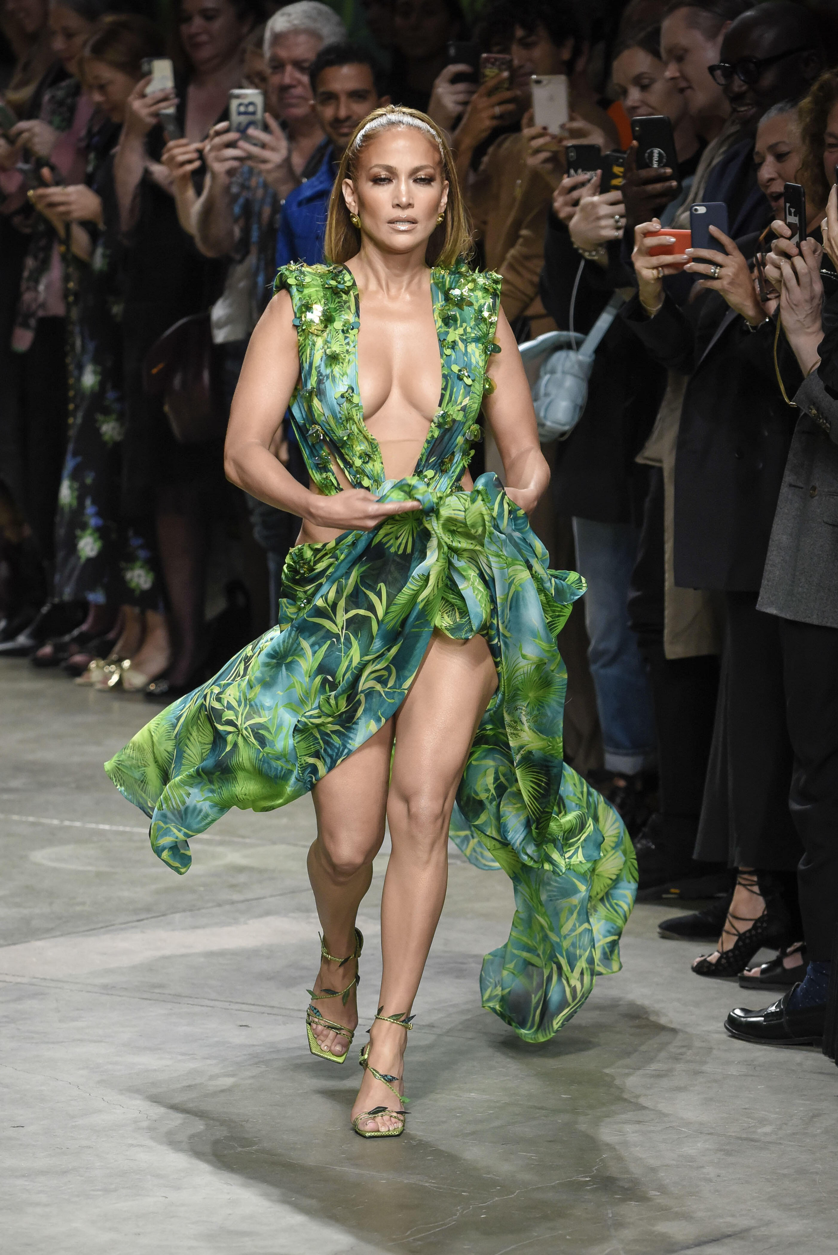 MFW: Jennifer Lopez starring Versace fashion show